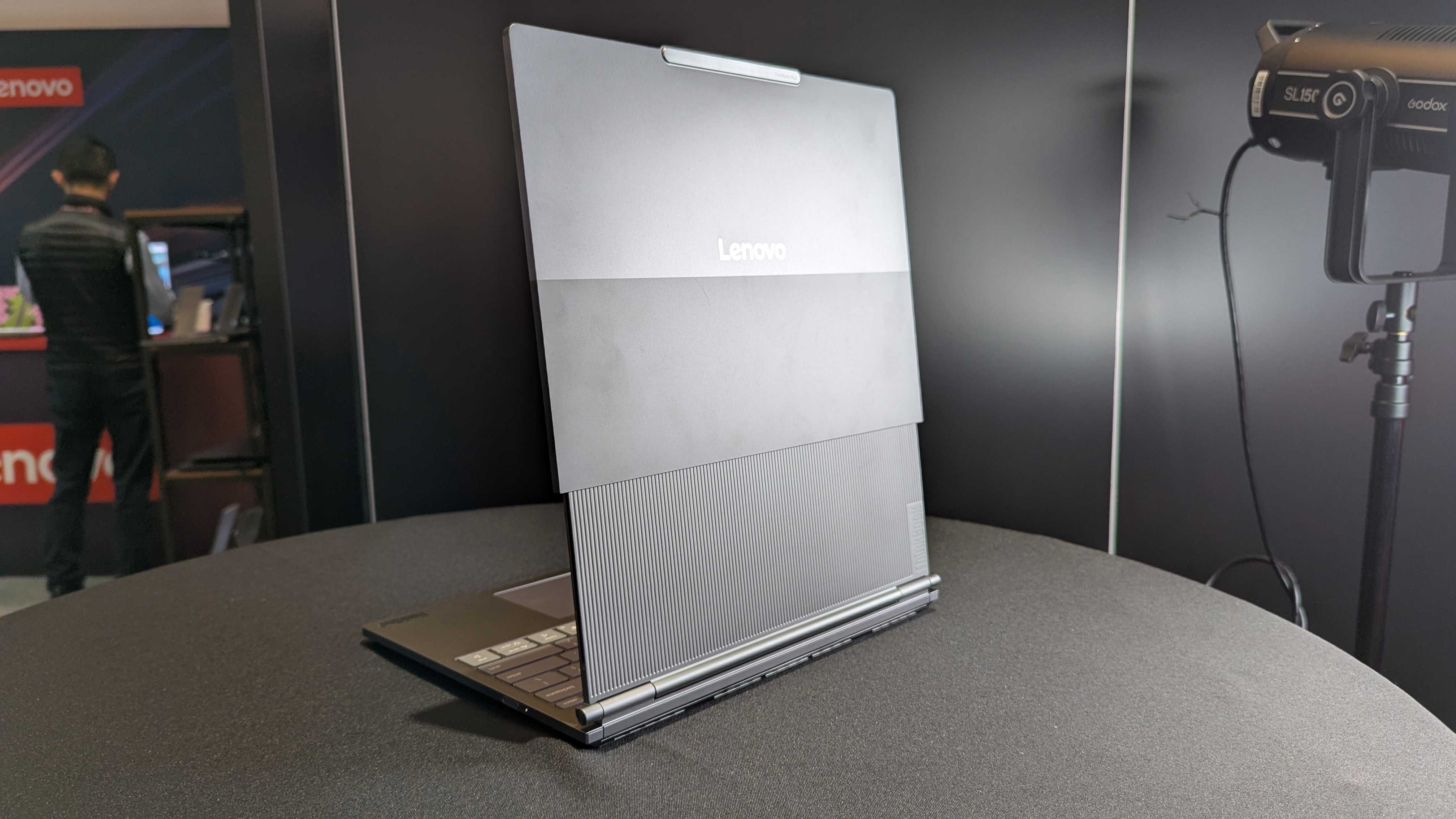 Lenovo ThinkBook Plus (Gen 6) dizüstü bilgisayar örneği CES 2025'te sergileniyor.