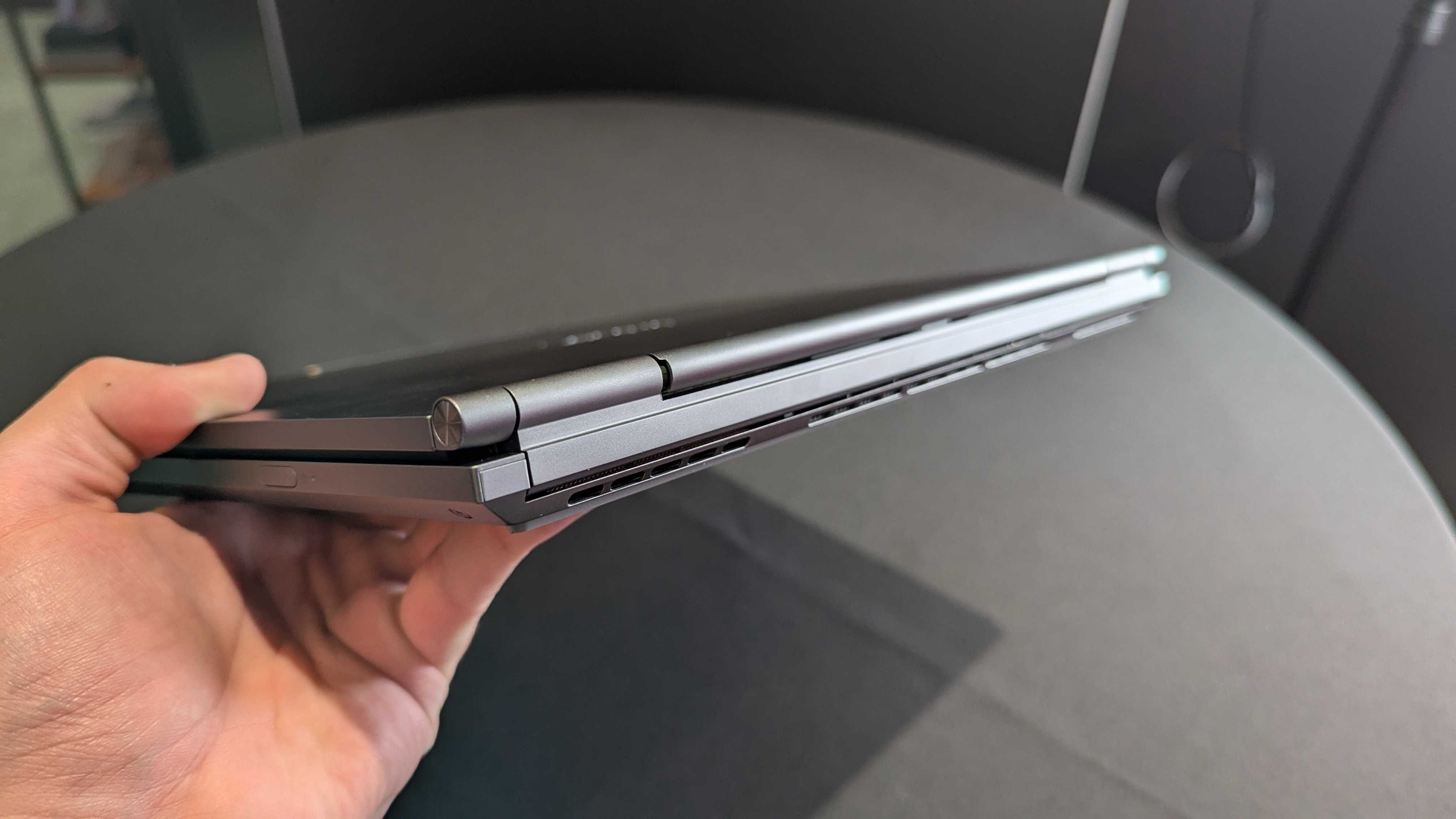 Lenovo ThinkBook Plus (Gen 6) dizüstü bilgisayar örneği CES 2025'te sergileniyor.