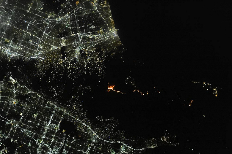 Los Angeles'taki yangın uzaydan açıkça görülebiliyor. Fotoğraf Roscosmos'ta gösterildi