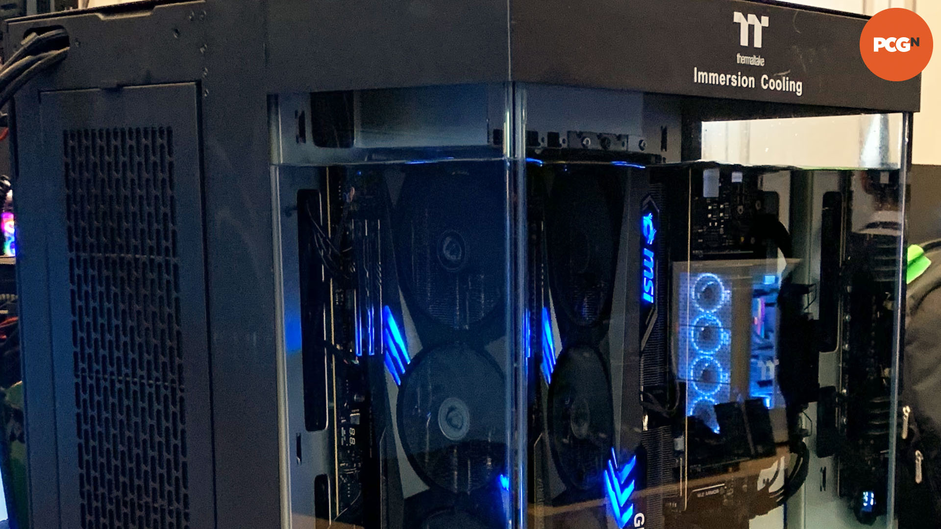 Thermaltake tam kapsamlı oyun bilgisayarı: ATX modelinde ön oda.