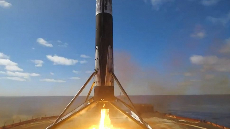 SpaceX, gelişmiş iletişim özelliklerine sahip yeni bir Starlink uydusu grubunu fırlattı