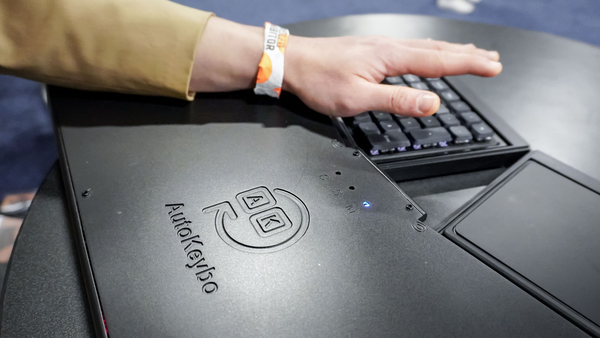 AutoKeybo'nun yaratıcısı, elinizi kaldırarak çevre birimlerini nasıl değiştireceğinizi gösteriyor