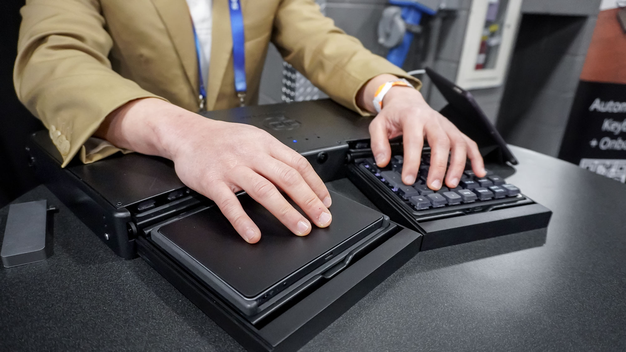 Klavye katmanından geçiş yaptıktan sonra AutoKeybo'nun sayısal tuş takımını ve izleme dörtgenini kullanan bir kişi