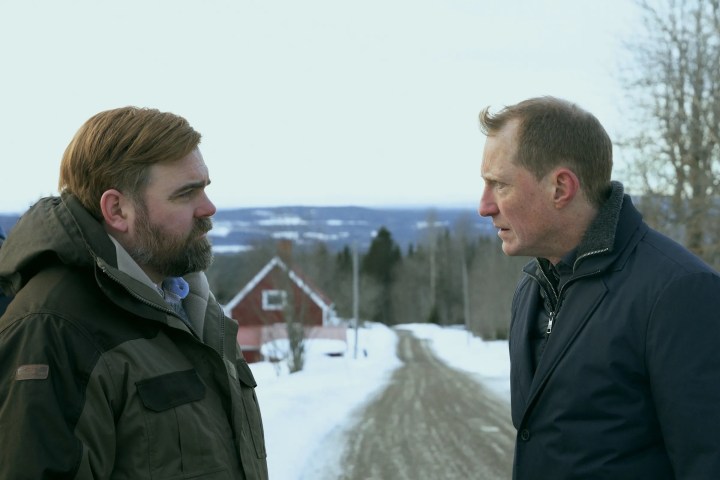 Mattias Nordkvist ve Peter Eggers The Breakthrough'da kırsal bir yolda konuşuyorlar.