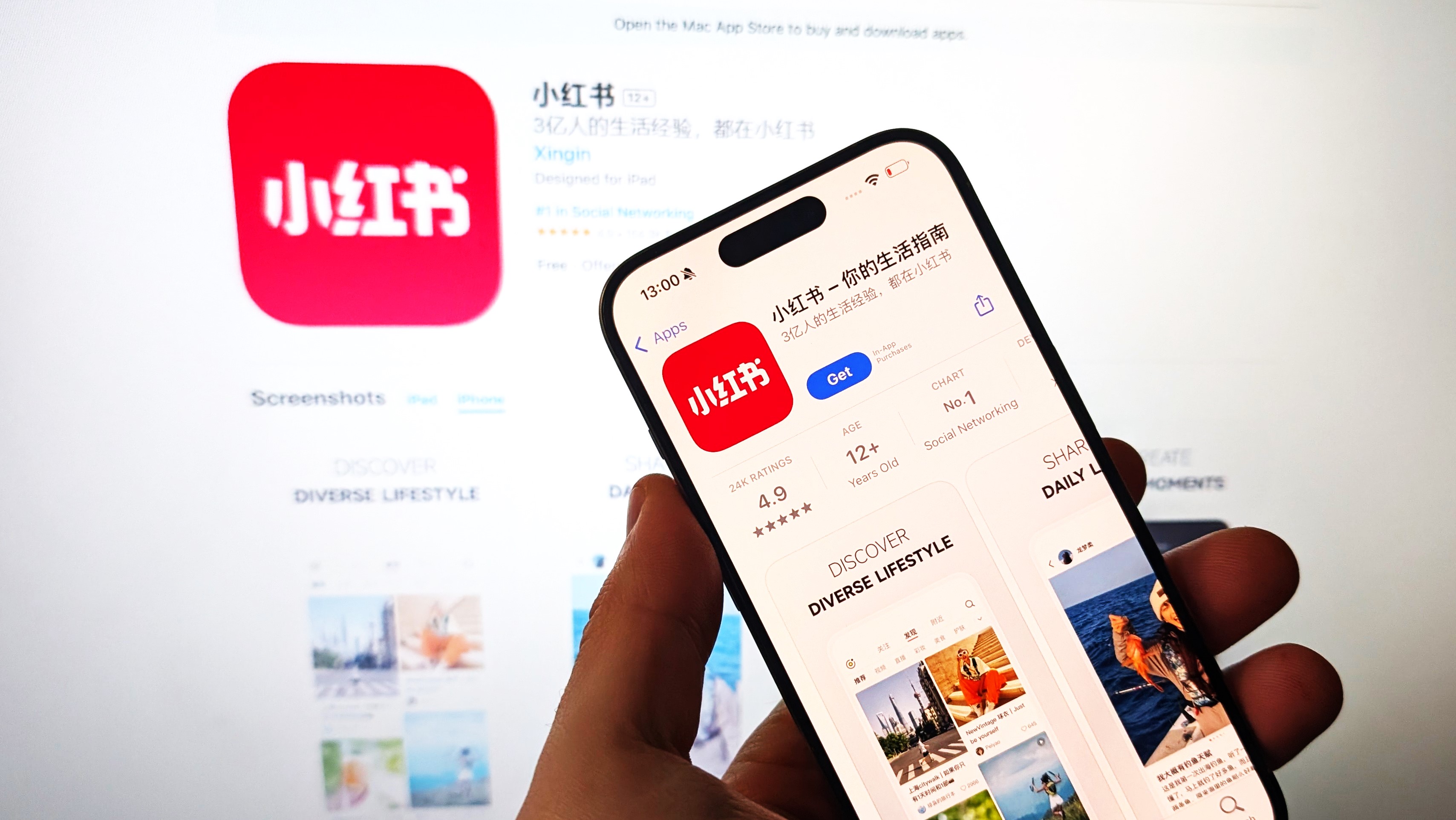 iphone 15 pro max'te rednote uygulaması, uygulama mağazası sayfasının önünde