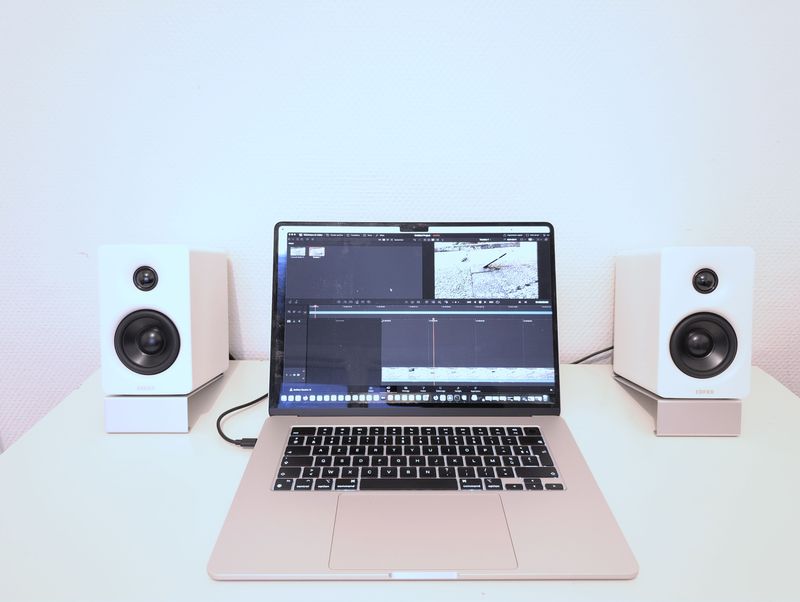 USB-C aracılığıyla MacBook, Ph. Moctar KANE'ye bağlanan Edifier M60 mini hoparlörler.