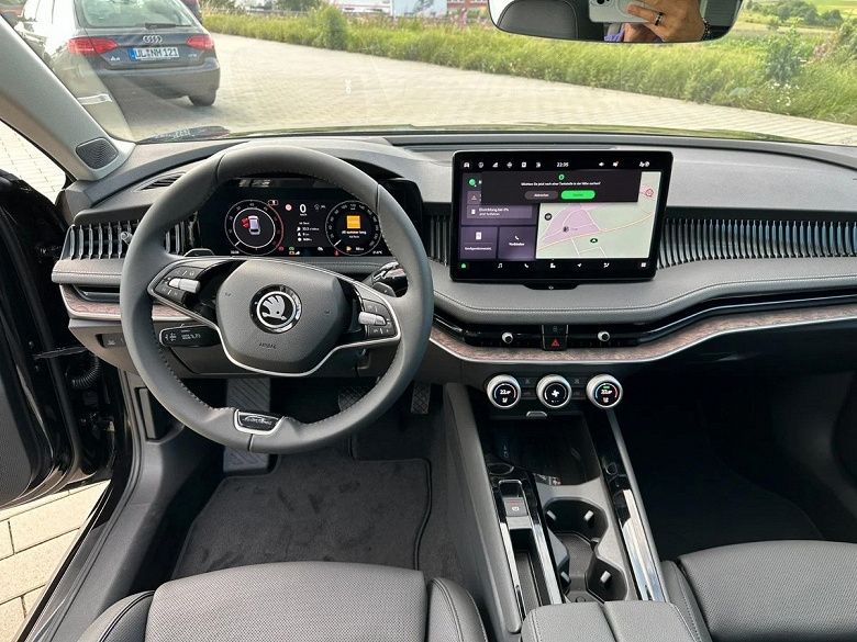 Yeni Skoda Superb IV Rusya'da satışa sunuldu: 150 ve 193 bg'lik arabalar mevcut. ve dört tekerlekten çekiş