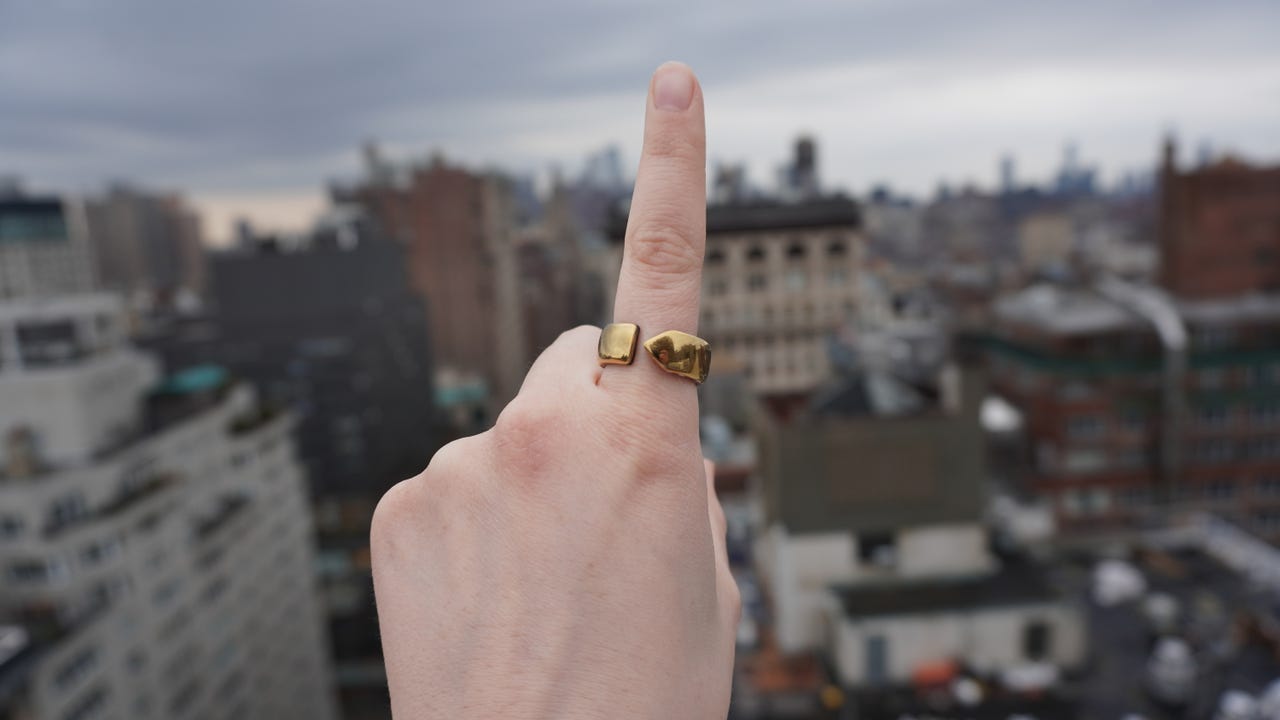 Evie Ring şehir manzarasının önünde