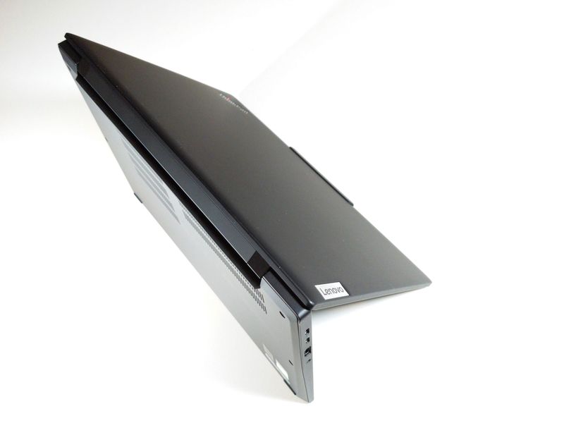 İki USB-C soketi ve HDMI bağlantı noktasının yanında Lenovo ThinkPad T14s Gen 6 dizüstü bilgisayar, 2024, Ph. Moctar KANE.