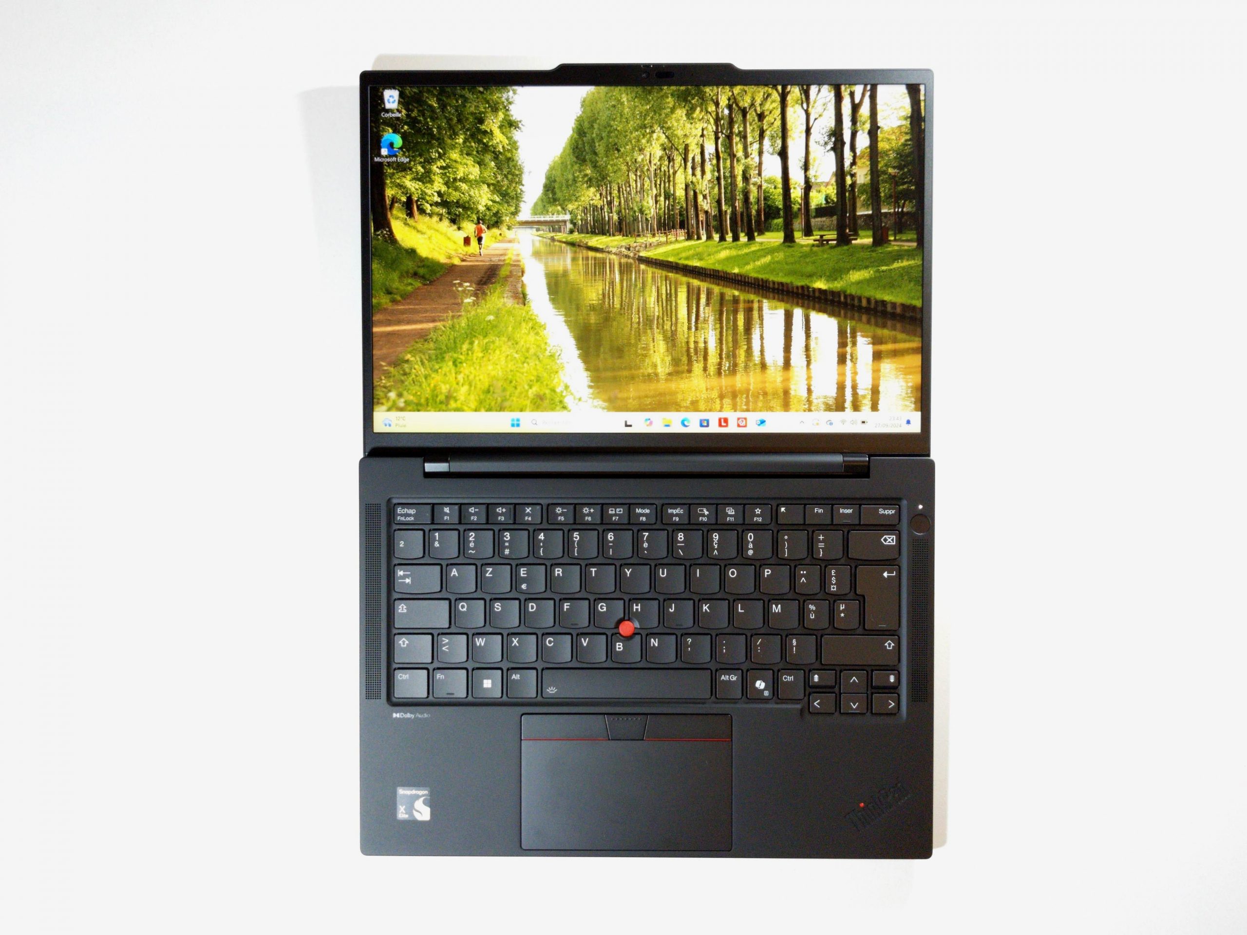 Lenovo ThinkPad T14s Gen 6 dizüstü bilgisayar 180° açık, 2024, Ph. Moctar KANE.