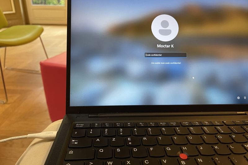 Akıllı telefonu şarj eden Lenovo ThinkPad T14s Gen 6 dizüstü bilgisayar, 2024, Ph. Moctar KANE.