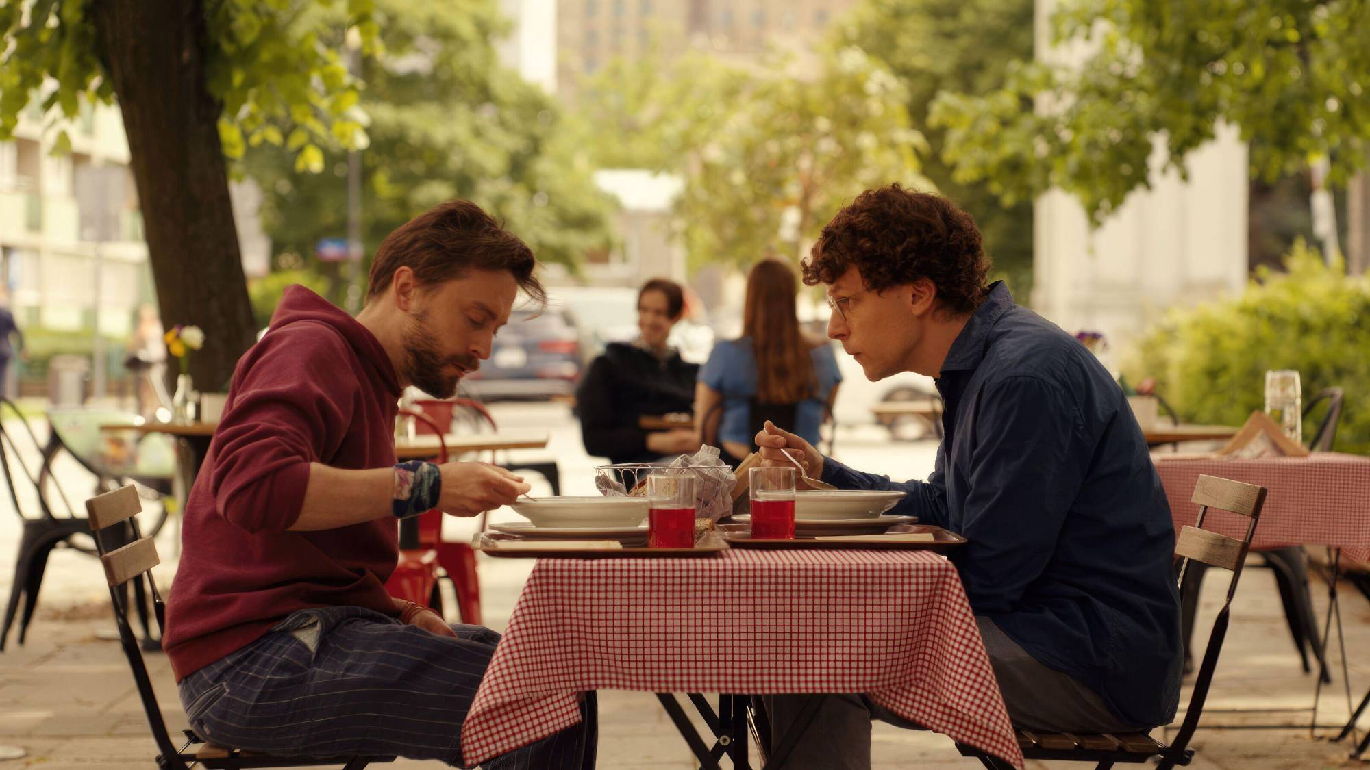 (LR) Kieran Culkin Benjamin rolünde 