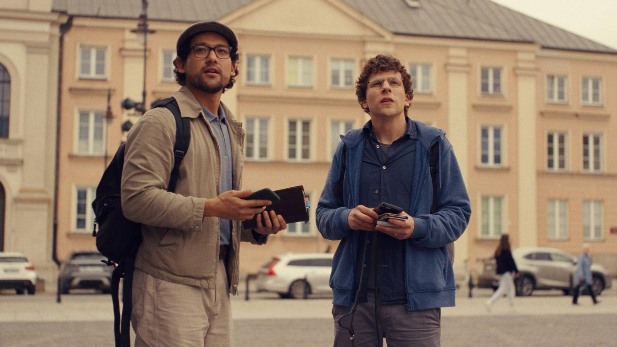 (LR) James rolünde Will Sharpe ve David Kaplan rolünde Jesse Eisenberg 