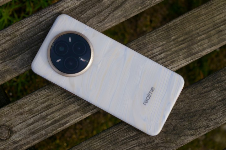 Realme 14 Pro Plus'ın arkası.