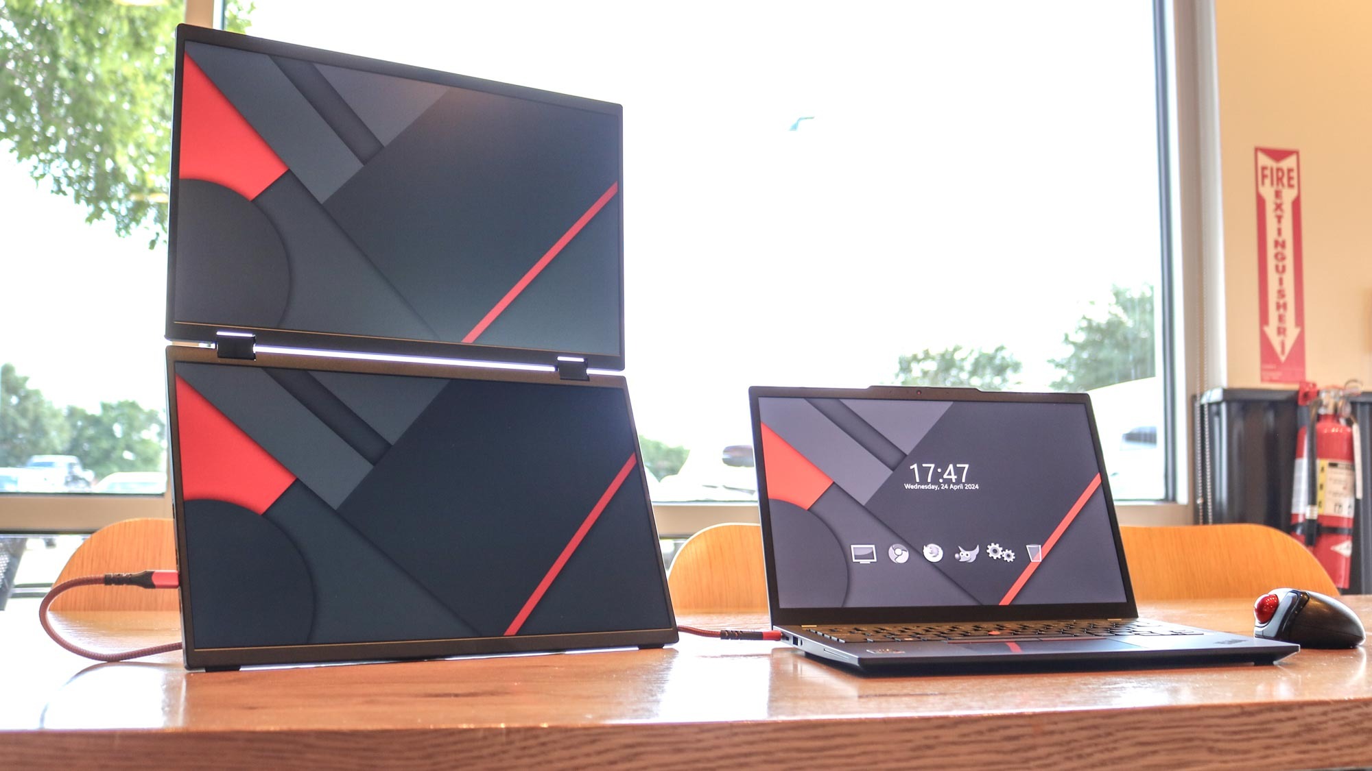 UPERFECT UStation Delta çift ekranlı taşınabilir monitör, masanın üzerindeki dizüstü bilgisayarın yanında