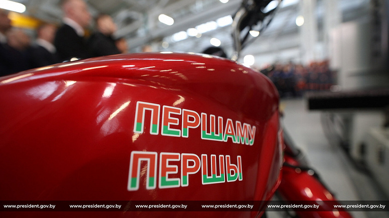 İlk güncellenen motosiklet Minsk D4 125 Lukashenko'ya sunuldu.