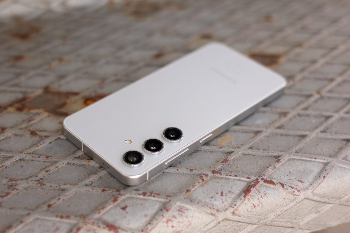 6,2 inç Galaxy S24, 7,6 mm profili ve 4.000 mAh bataryasıyla giderek daha havalı görünmeye başlıyor. | Image Credit -- PhoneArena - Galaxy S25 Slim bu üç büyük nedenden dolayı hala beni şaşırtıyor