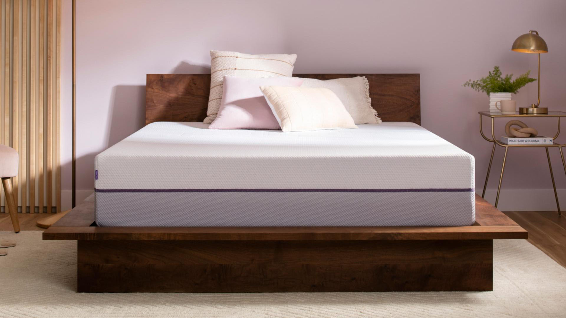 Yatak odasında Purple Plus yatak