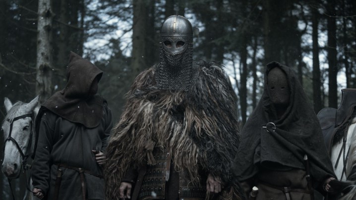 Maskeli Vikingler The Northmen'de ormanda devriye geziyor.