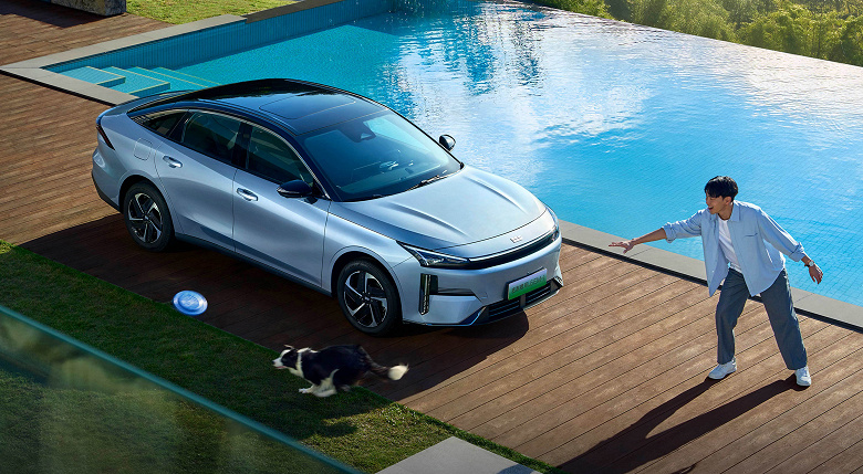 Geely reddedemeyeceğin bir teklifte bulundu. 2,9 l/100 km tüketim ve 2000 km'den fazla güç rezervine sahip geniş Geely Galaxy L6 EM-i sedanın fiyatı 12,3 bin dolardan başlıyor