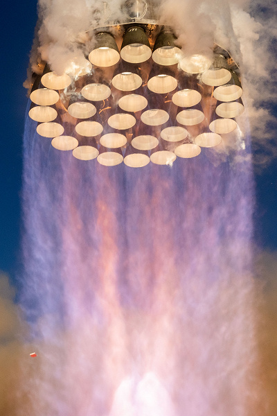 SpaceX, Starship'in fırlatılışında ve Mehazilla tarafından yakalanırken Super Heavy B14 hızlandırıcısının Raptor motorlarının inanılmaz fotoğraflarını gösterdi