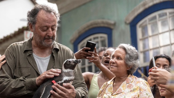 Penguen Arkadaşım filminin oyuncuları penguen arkadaşlarını okşamaktan keyif alıyor.