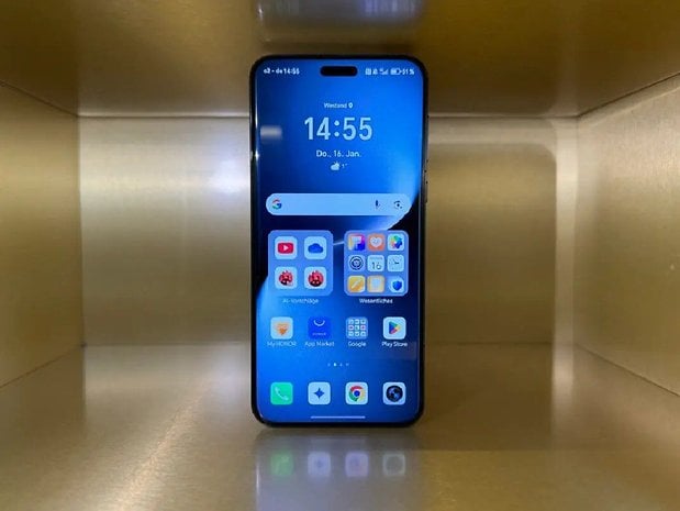 Honor Magic 7 Pro akıllı telefon, çeşitli uygulama simgeleriyle mavi bir arka plan üzerinde saati 14:55 olarak gösteriyor.