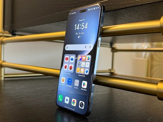 Honor Magic 7 Pro akıllı telefon, çeşitli uygulama simgeleriyle birlikte ana ekranı ve saat 14:54'ü gösteriyor.