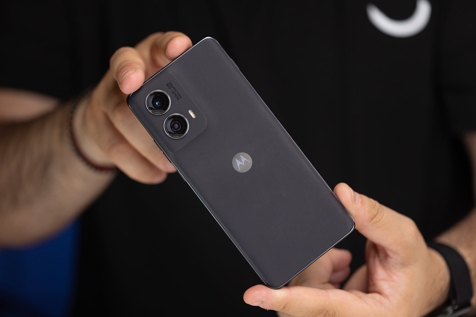 Eller yavaşça Motorola Edge 2023'ü arkaya bakan kamerayı tutuyor.