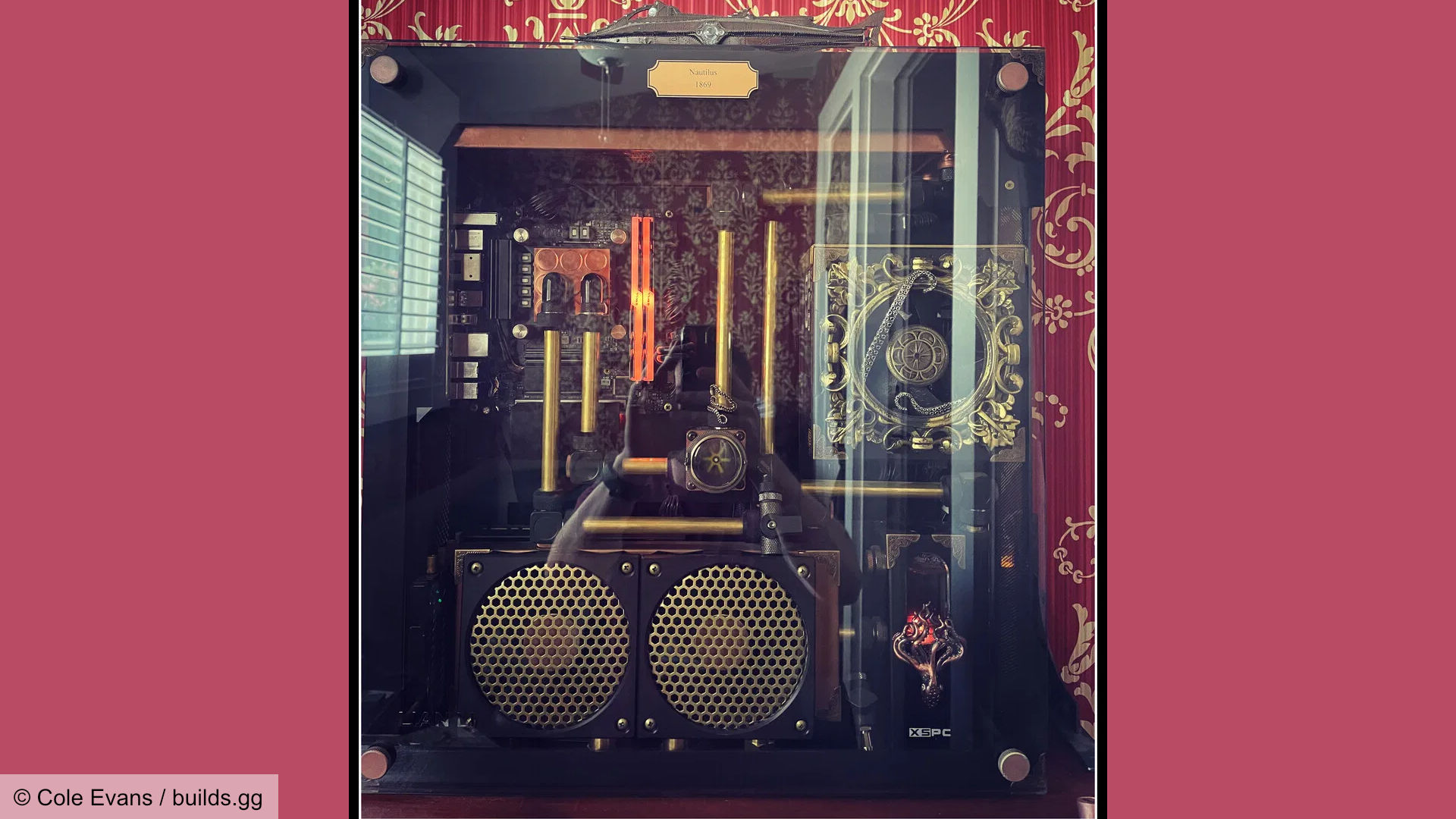 verne-steampunk-pc-kutusuyla birlikte Verne'den ilham alan, kasalı Steampunk oyun bilgisayarı.