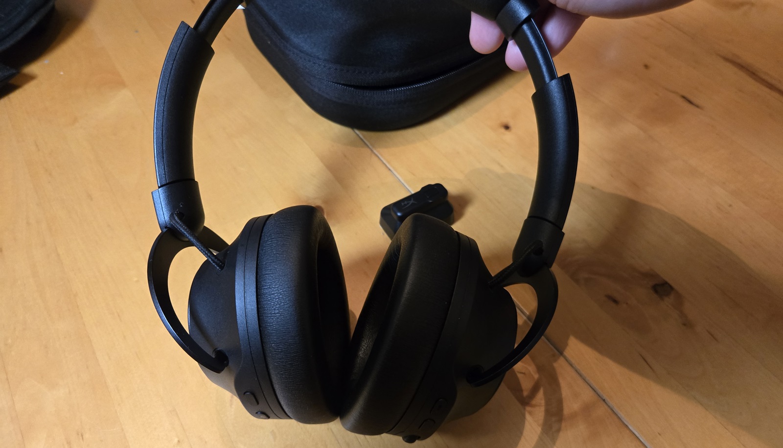 HyperX Cloud MIX 2 dik duruyor