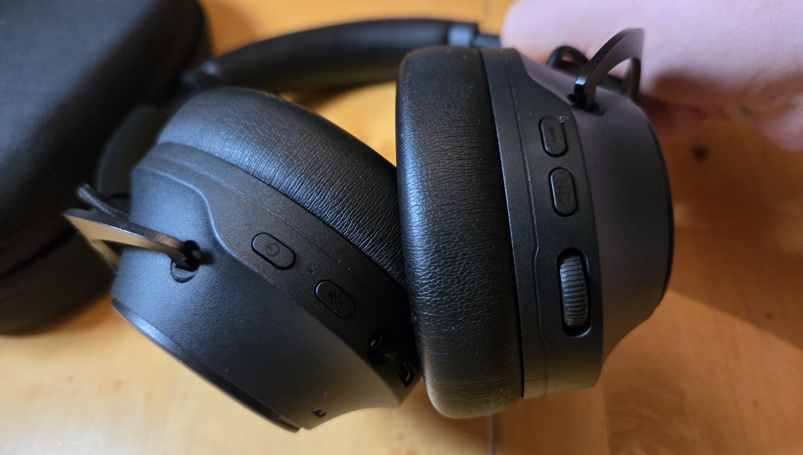 HyperX Cloud MIX 2'nin alt kısmının yakından görünümü