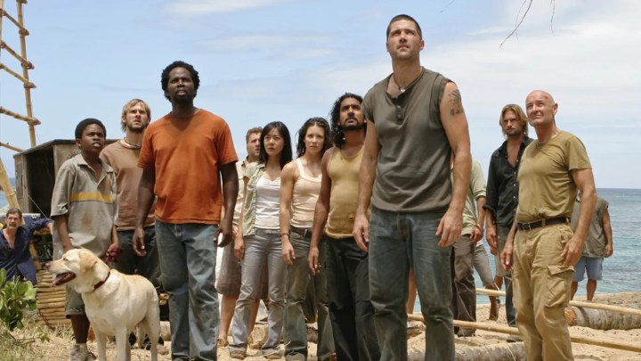 Bir grup insan "Lost"a bakıyor.
