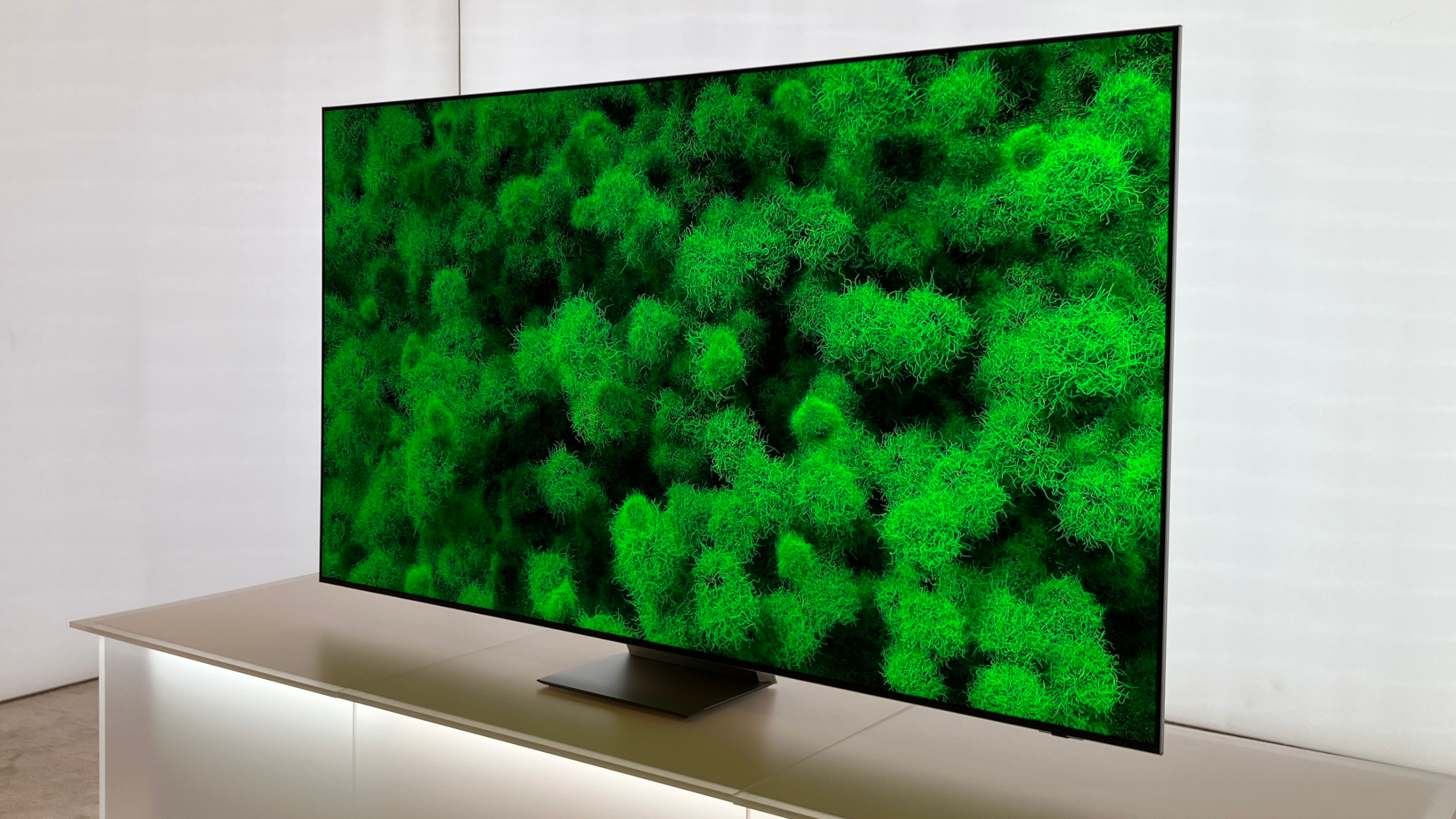 Samsung'un RGB Micro-LED teknolojisiyle donatılmış, beyaz renkli bir odada yeşil yaprakları gösteren isimsiz 98 inç 8K TV'si
