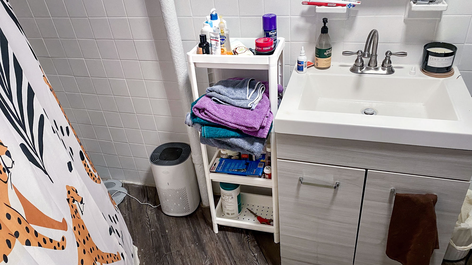 ikea vesken banyodaki malzemeleri tutan raf