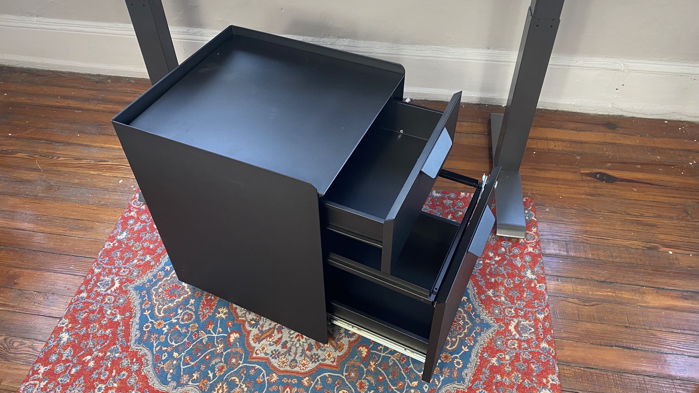 Çekmeceleri dışarı çekilmiş bir Ikea dosya çekmecesi