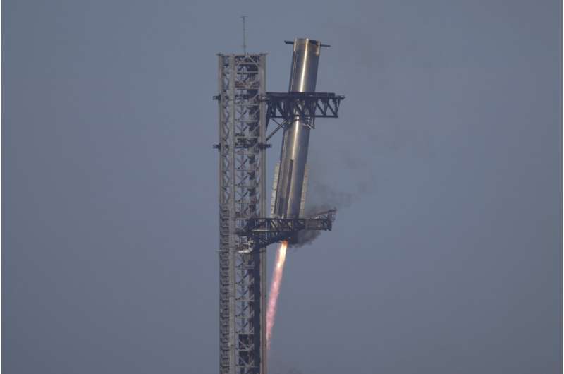 SpaceX'in mega roketi Starship güçlendiricisi, 16 Ocak 2025 Perşembe günü Boca Chica, Teksas'taki Starbase'den yapılan test uçuşu sırasında fırlatma rampasına geri dönüyor. Kredi: AP Fotoğrafı/Eric Gay SpaceX fırlatma kazası muhtemelen Karayipler yakınlarına alevli enkaz izleri gönderen yangından kaynaklandı