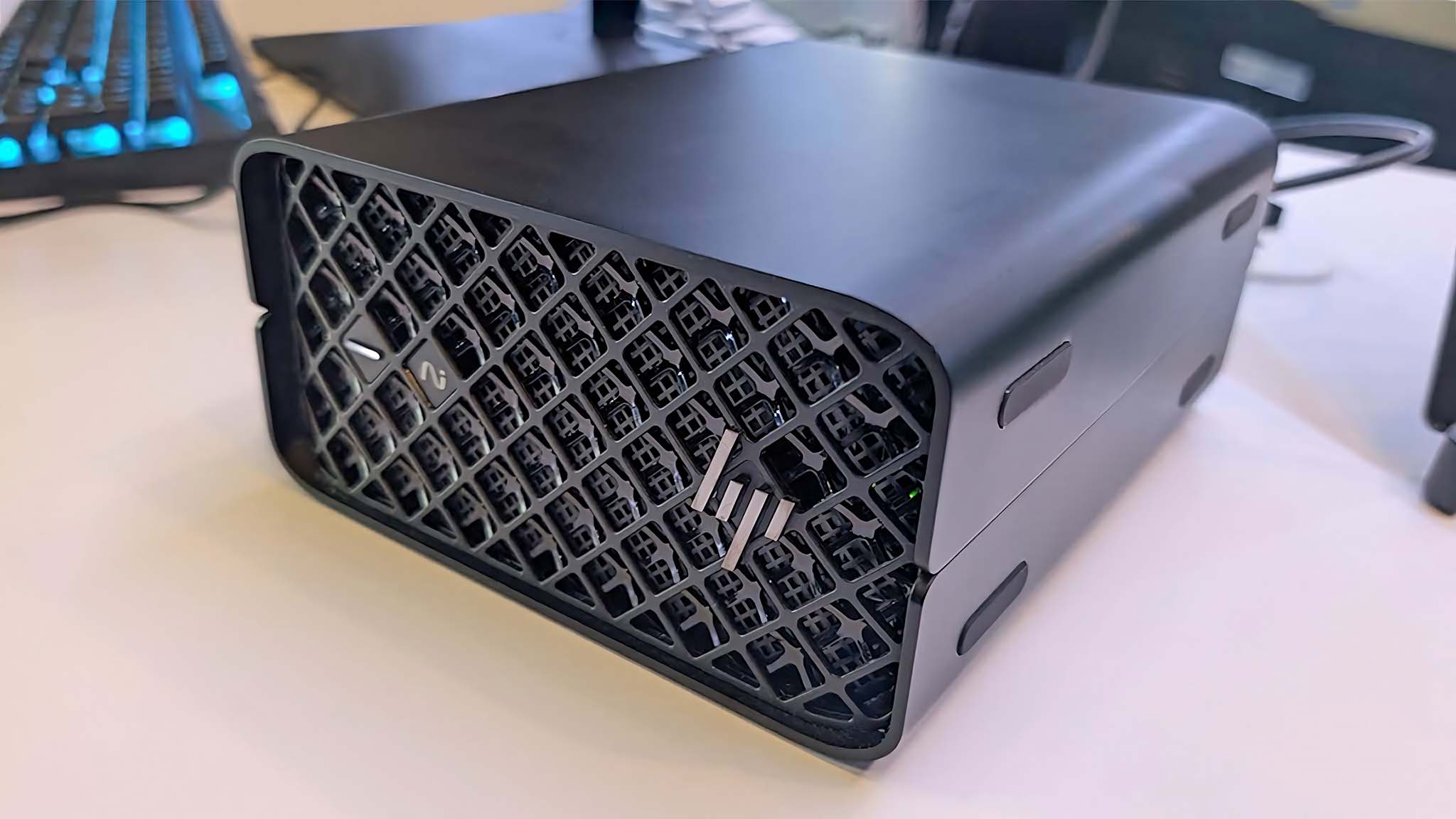 HP Z2 Mini G1a'nın masa üzerinde önden görünümü.