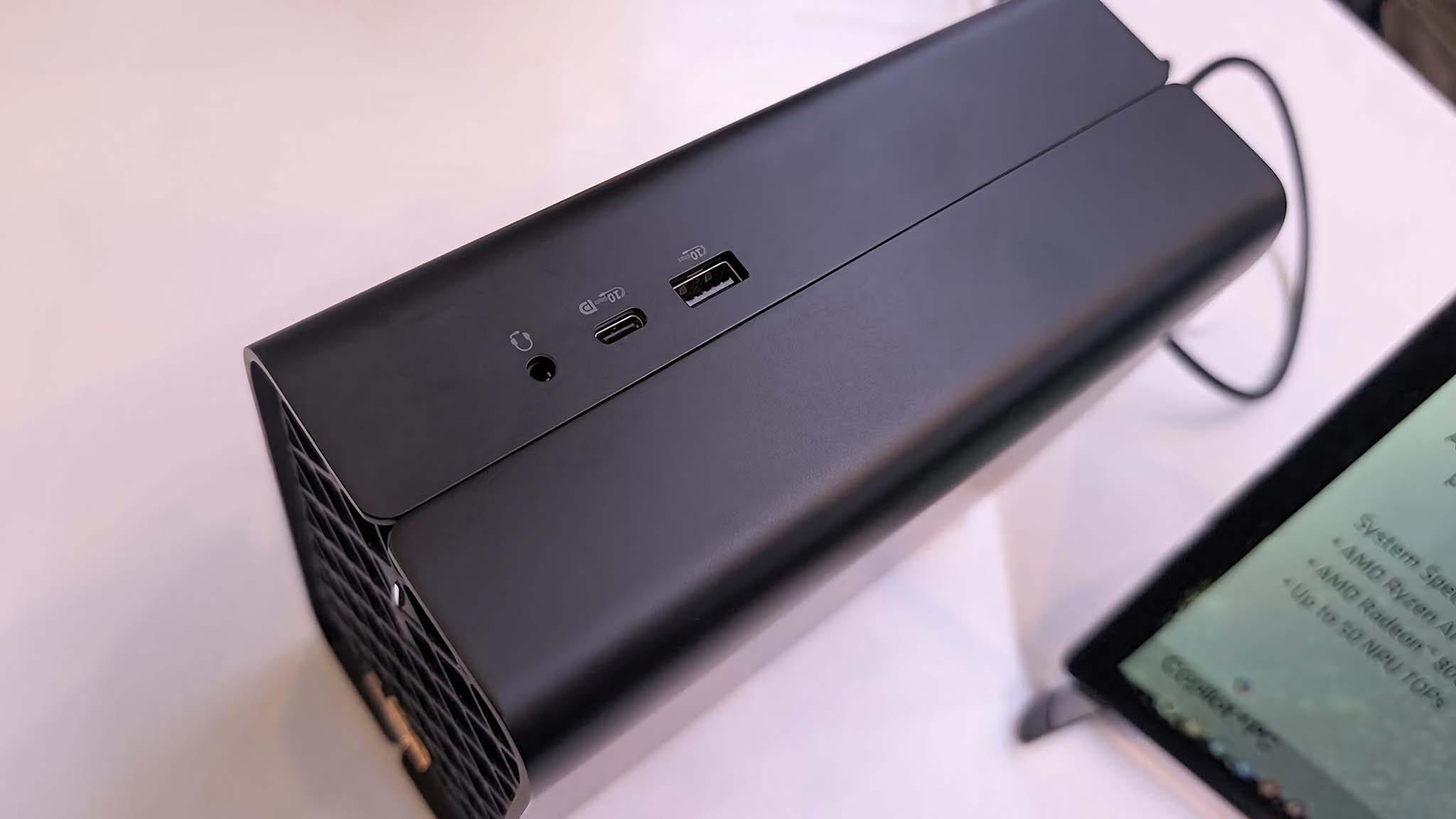 HP Z2 Mini G1a yan bağlantı noktalarının yukarıdan aşağıya görünümü.