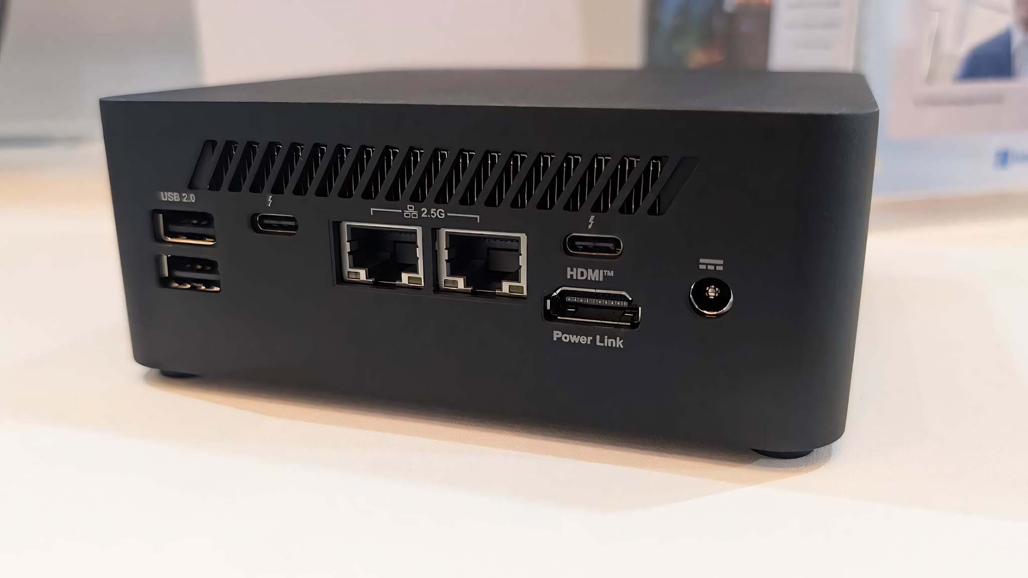 MSI Cubi NUC AI+ 2M mini PC'nin bağlantı noktaları dışarı bakacak şekilde arka tarafı.