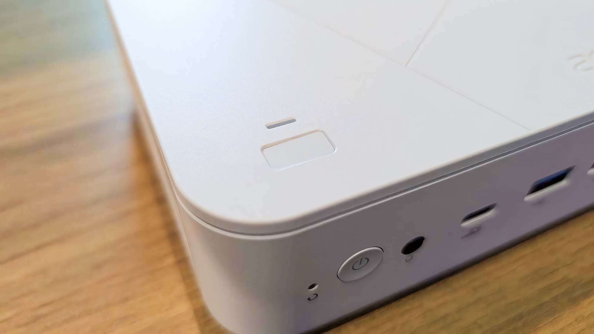 Acer Revo Box AI'nin üst kısmındaki parmak izi okuyucunun yakından görünümü.