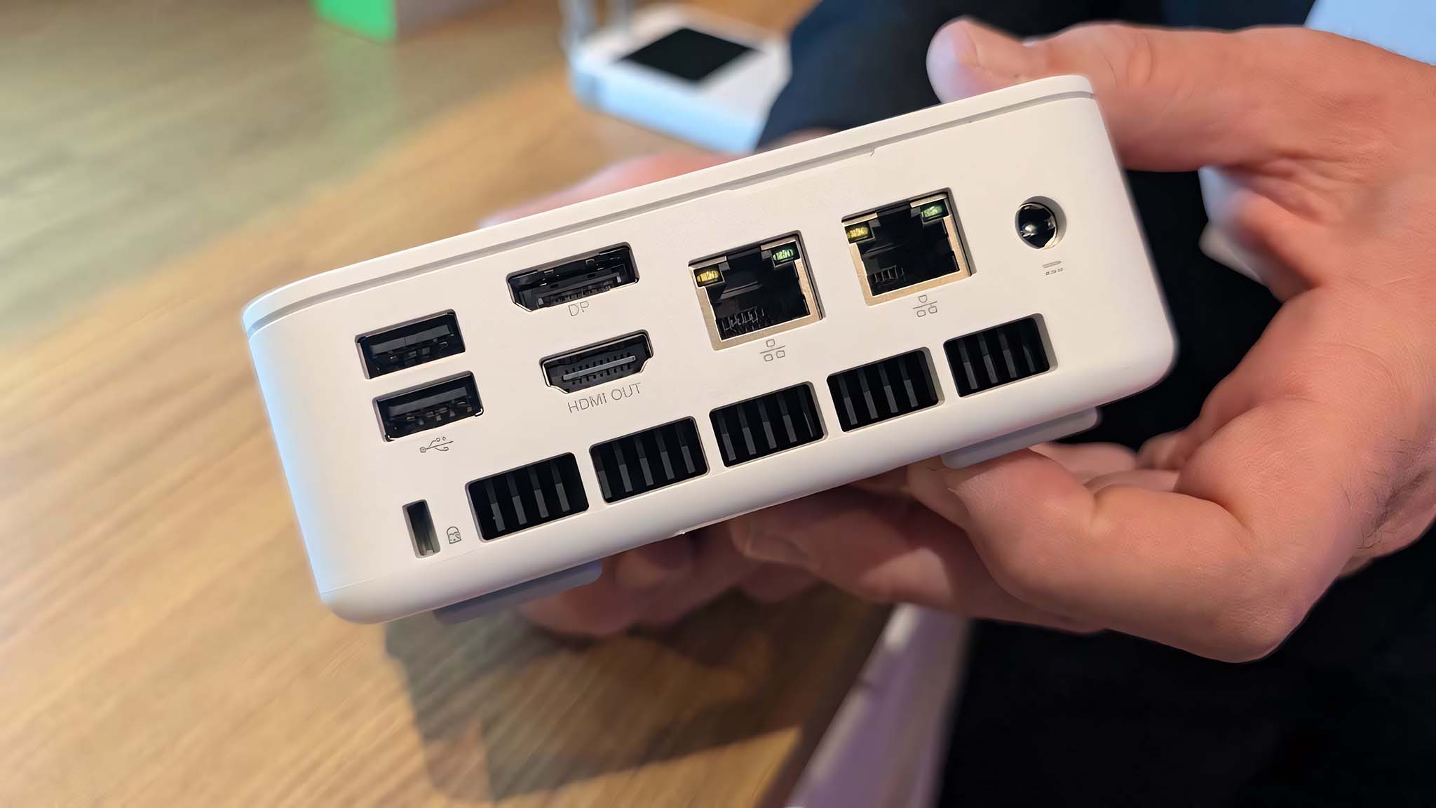 Acer Revo Box AI arka bağlantı noktaları.