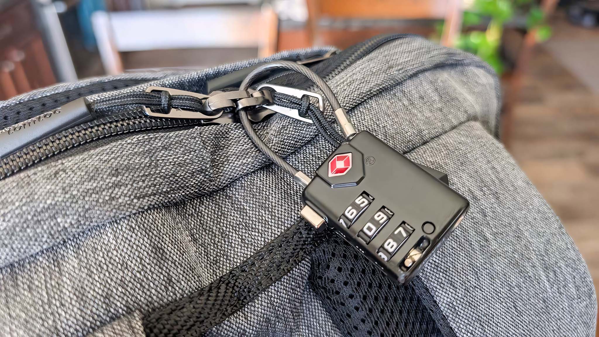 TSA kilitli ana Tomtoc Navigator-T66 fermuarlarının yakından görünümü.