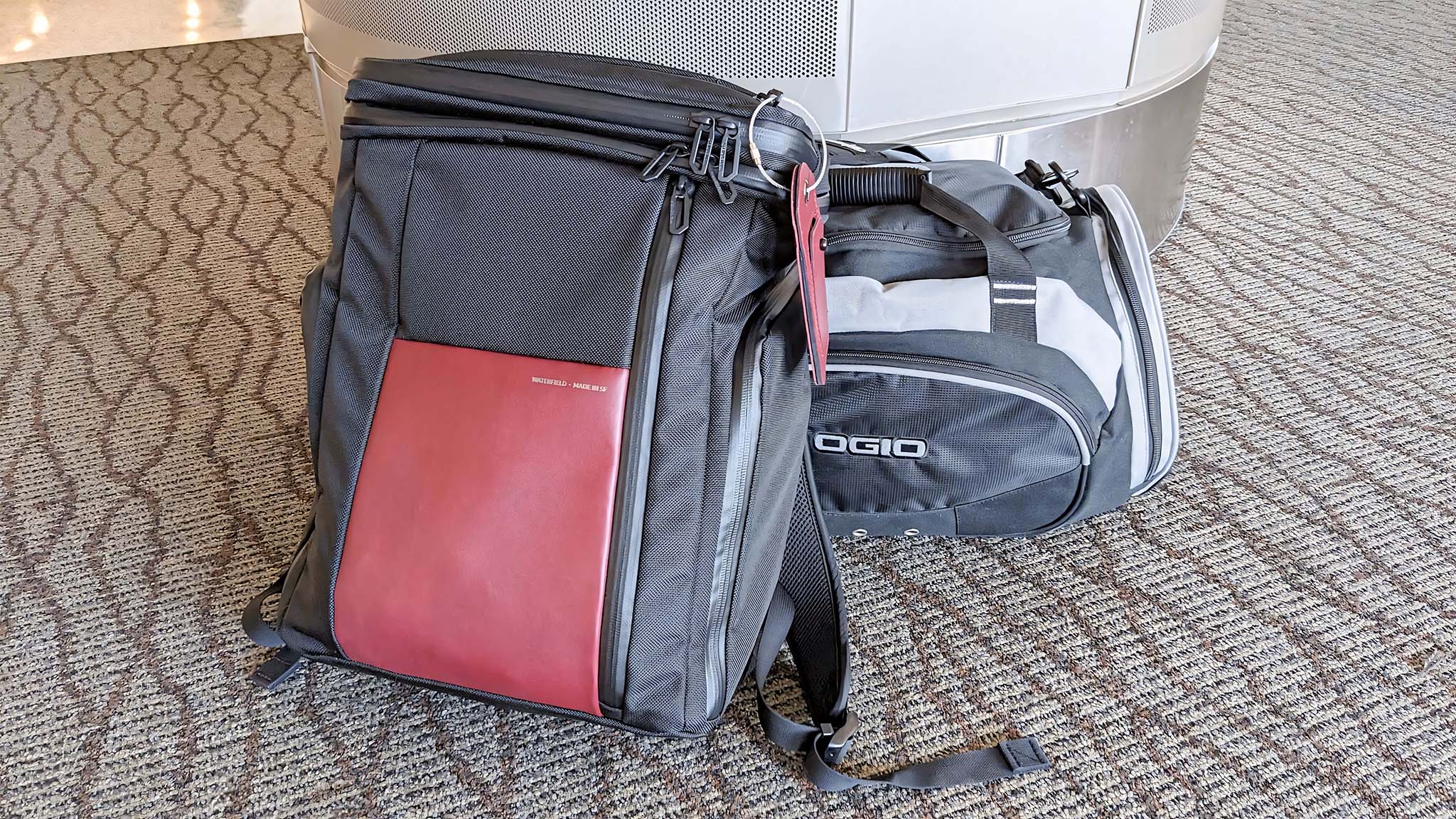 Havaalanı katında Waterfield Air Porter Seyahat Sırt Çantası.