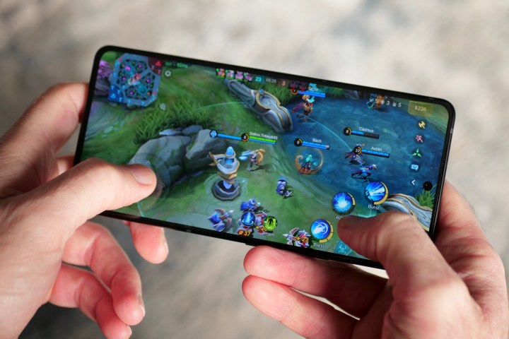 Asus ROG Phone 9 Pro'da oyun oynayan bir kişi.