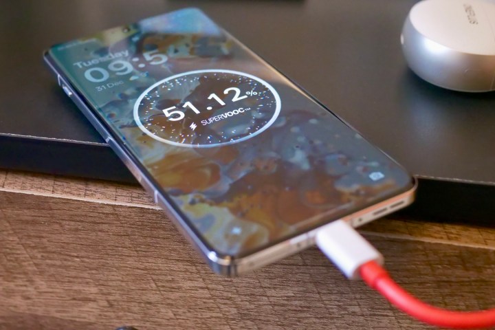 OnePlus 13 şarjda.