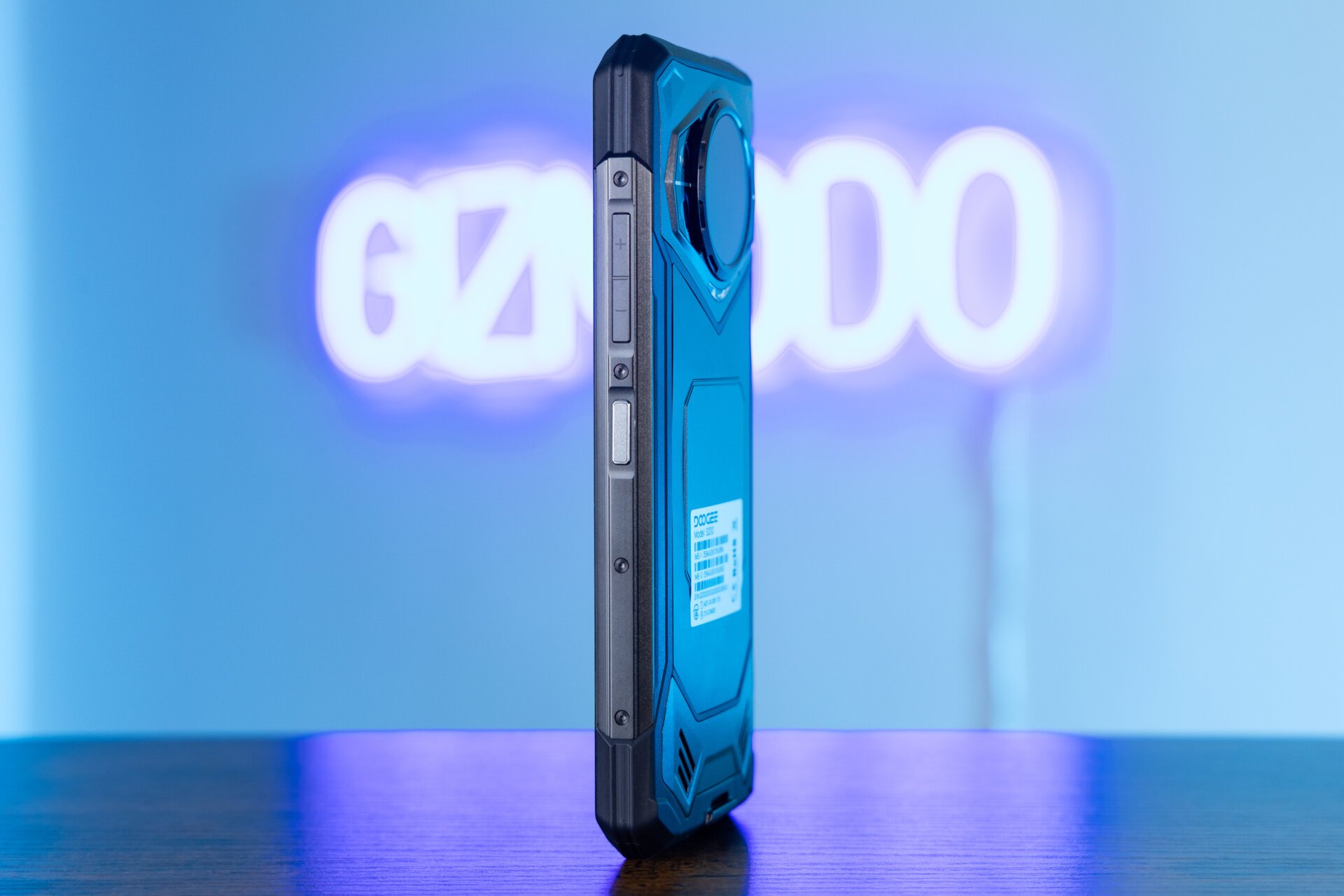 Doogee S200 Akıllı Telefon yandan çekim