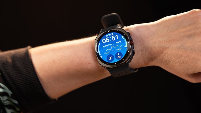 Samsung Galaxy Watch Ultra sol bileğe takılır Samsung Galaxy Watch Ultra sol bileğe takılır