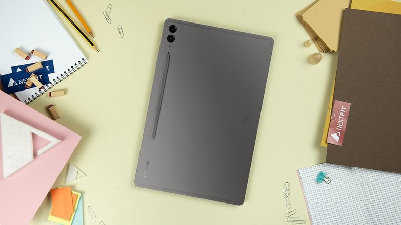 Samsung Galaxy Tab S9 FE, kırtasiye malzemeleri ve not defteriyle çevrili bir masanın üzerinde. Samsung Galaxy Tab S9 FE, kırtasiye malzemeleri ve not defteriyle çevrili bir masanın üzerinde.