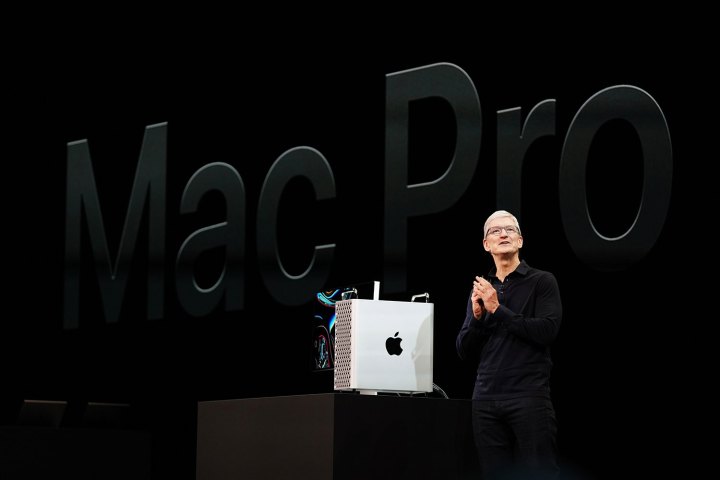 Tim Cook, 2019'da WWDC'de Mac Pro'yu sahnede tanıtıyor.